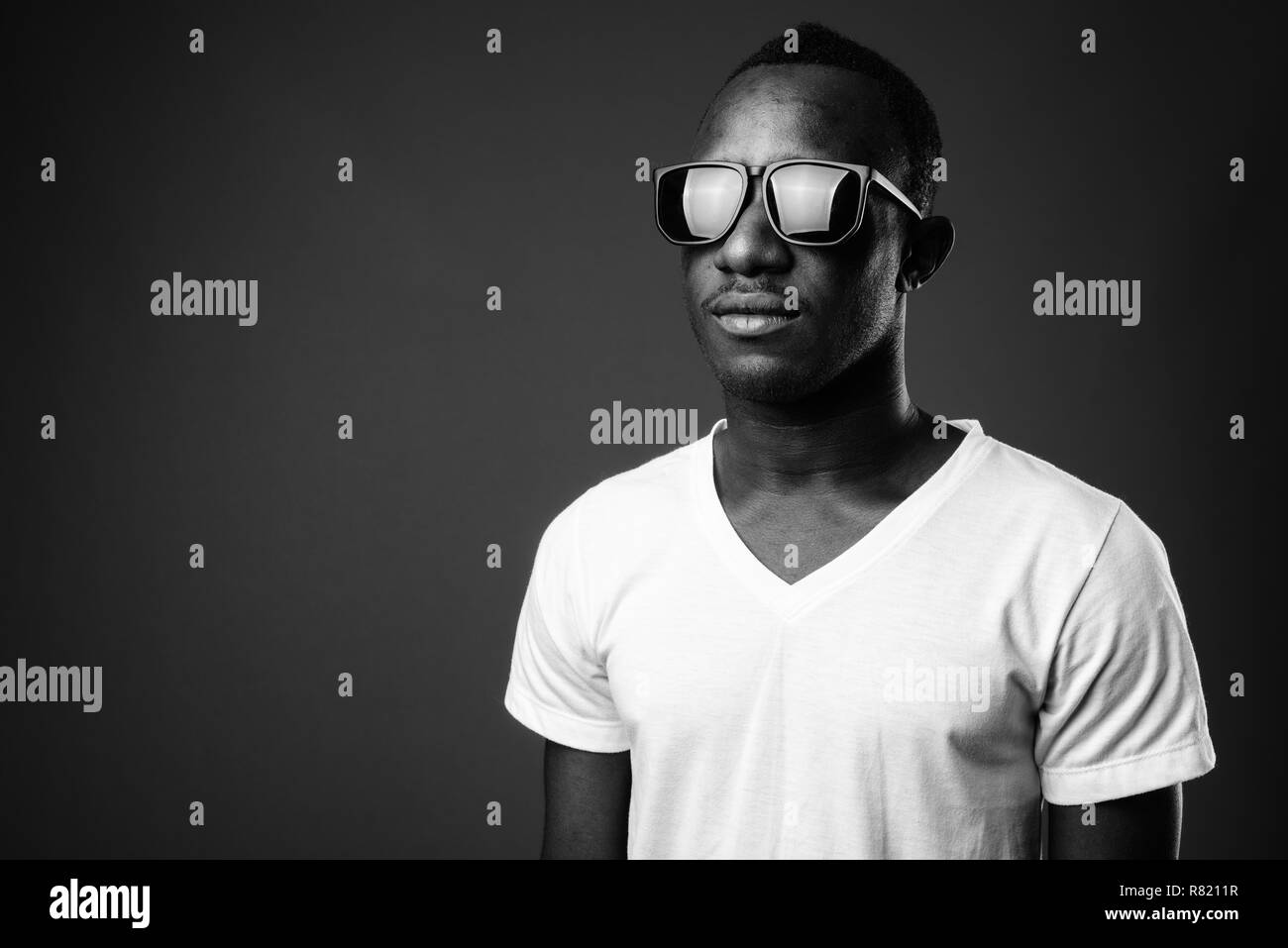 Junge afrikanische Mann Sonnenbrille tragen in Schwarz und Weiß Stockfoto