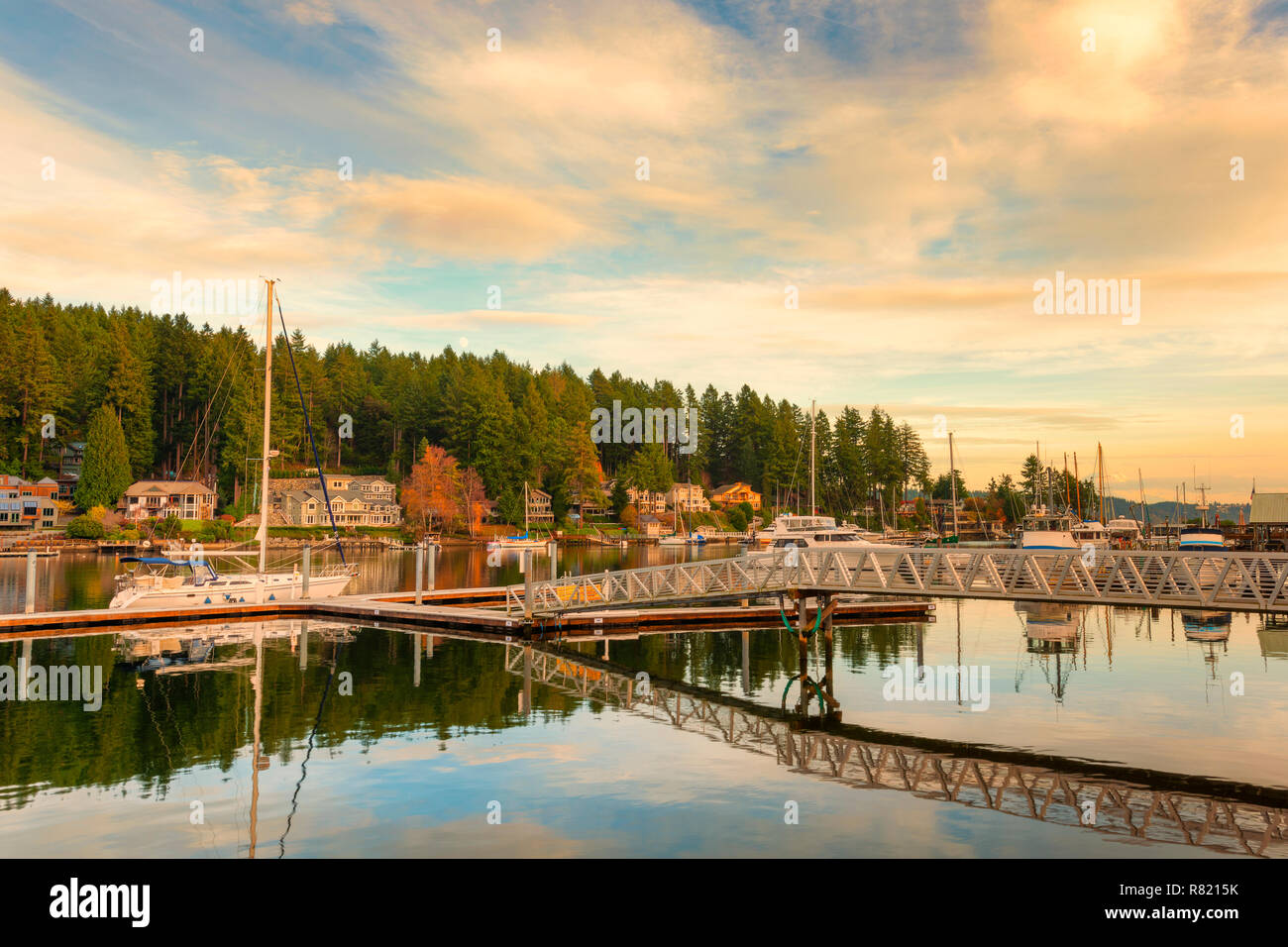 Am späten Nachmittag Sonne am Hafen in Gig Harbor, Washington Stockfoto