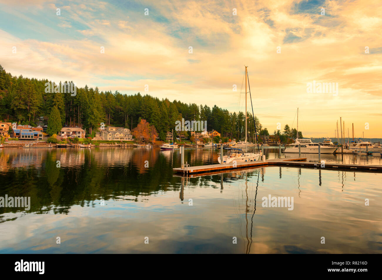 Am späten Nachmittag Sonne am Hafen in Gig Harbor, Washington Stockfoto