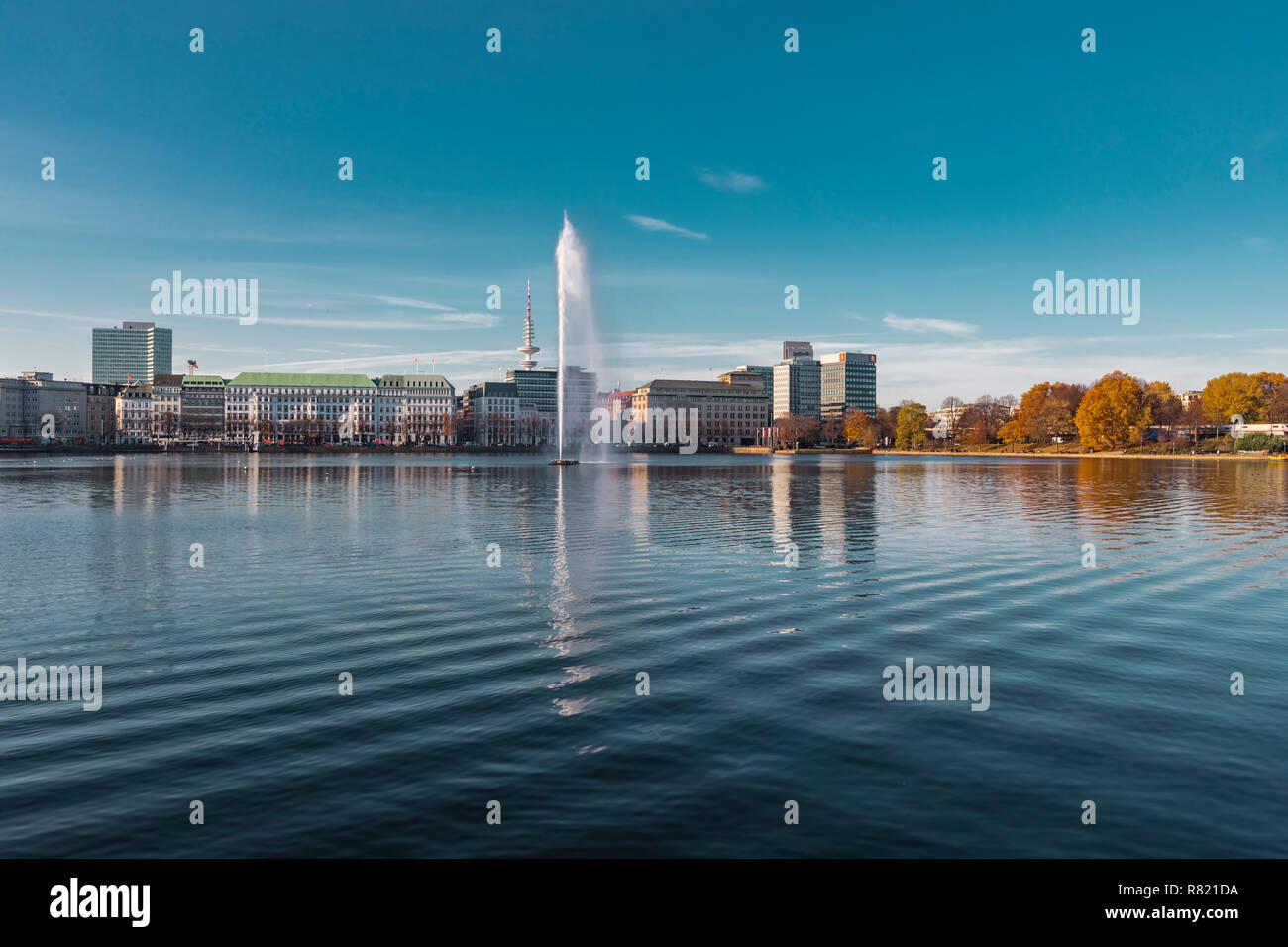 Hamburg, Deutschland - 15 November, 2018: Blick auf die Binnenalster und seine Brunnen in der Stadt Hamburg in Deutschland, mit blauen Himmel als Hintergrund. Stockfoto