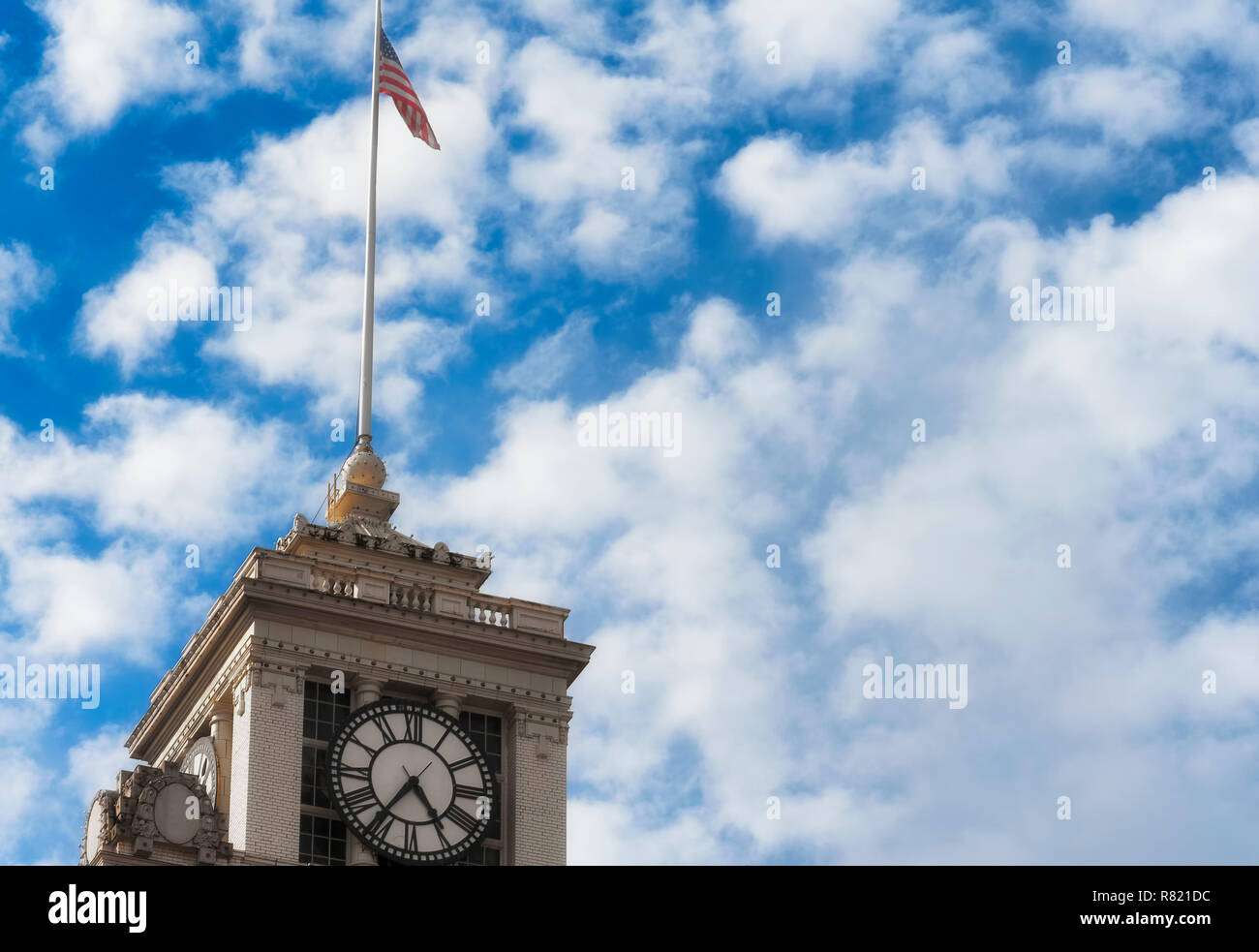 Portland, Oregon, USA - Oktober 8, 2016: Kopieren Sie in dieses Bild einer Clock Tower auf der Spitze eines Innenstadt Gebäude mit den Vereinigten Staaten Fag verfügbar Stockfoto