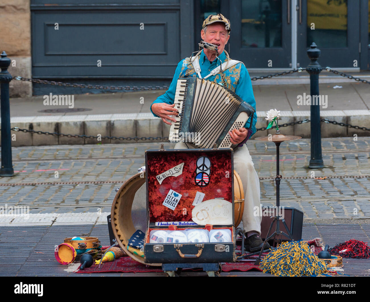 Portland, Oregon, USA - Oktober 8, 2016: Eine Ein-Mann-Band spielt entlang der Straße Auto's Seite Portland Titel in der Innenstadt von Portland, Oregon Stockfoto