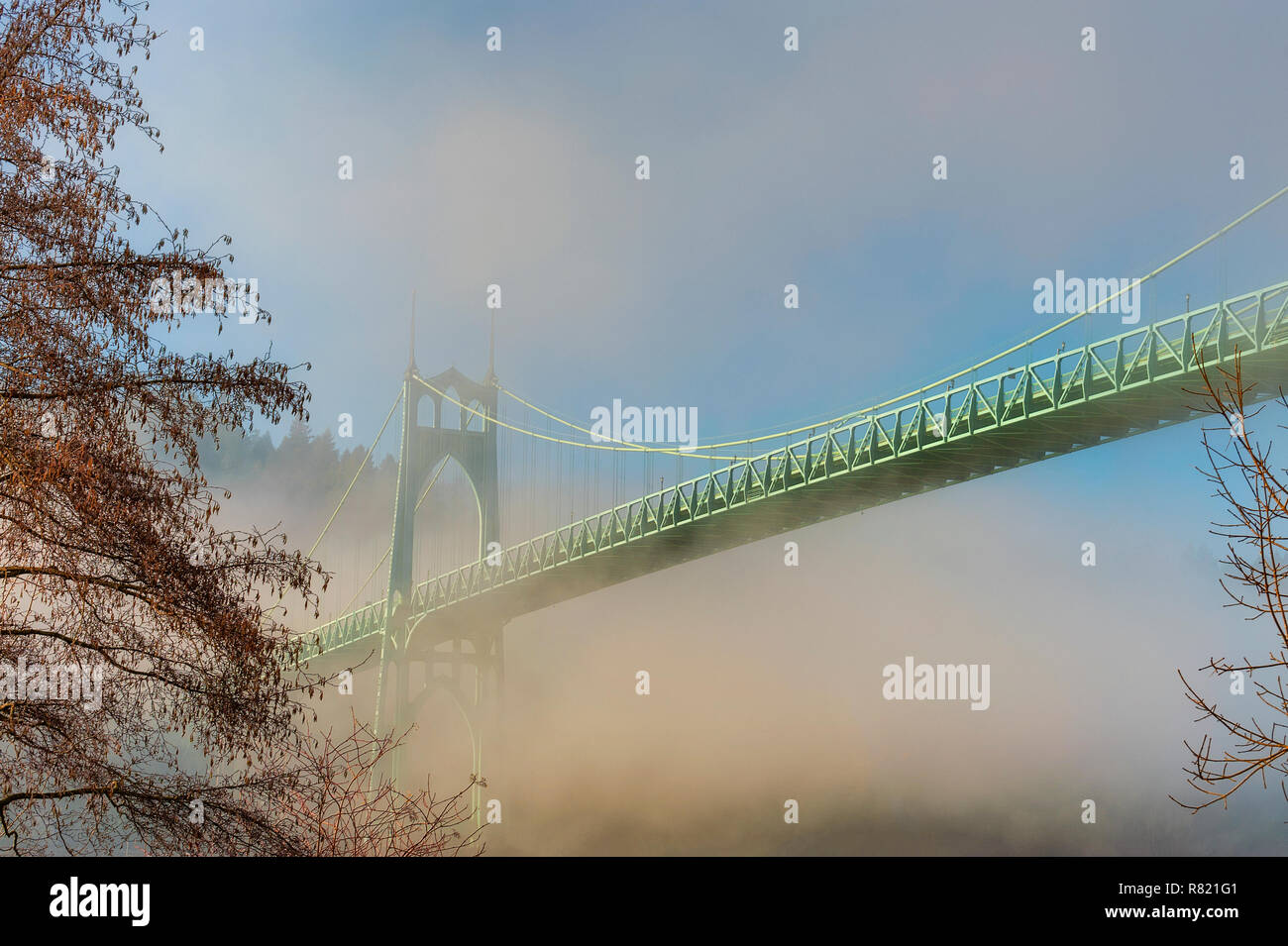 Nebel verbessert die St. Johns Brücke, im Jahre 1931 erbaut und erstreckt sich über den Willamette River in der St. Johns Nachbarschaft von Portland, Oregon. Stockfoto