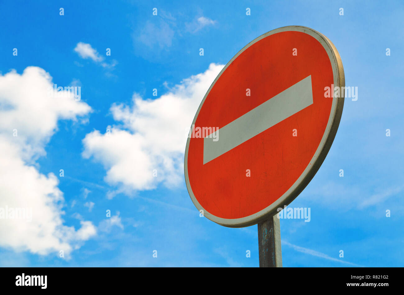 Schild gegen den blauen Himmel Stockfoto