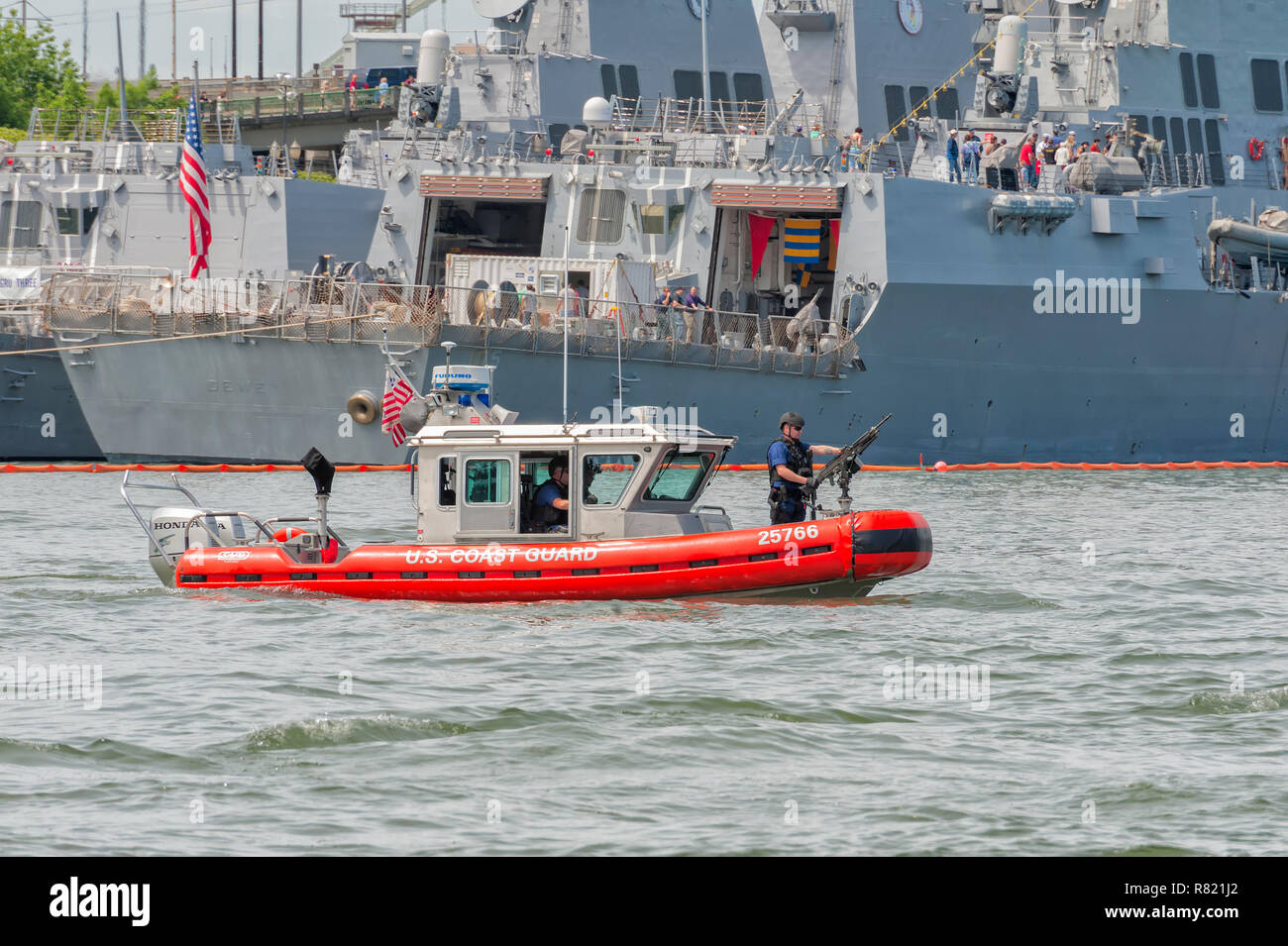 Portland, Oregon, USA - 10. Juni 2012: Coast Guard 25-Fuß-Verteidiger - Klasse Boot erzwingt eine Sicherheitszone rund um die Marine Schiff, die USS Dewey, während Portla Stockfoto