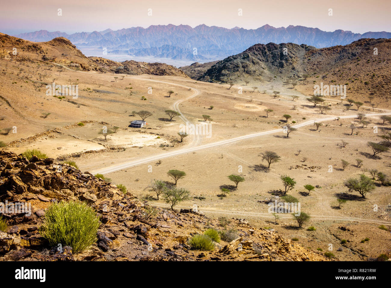 Blick über Tal in Al Hajar Berge in Fujairah, VAE Stockfoto