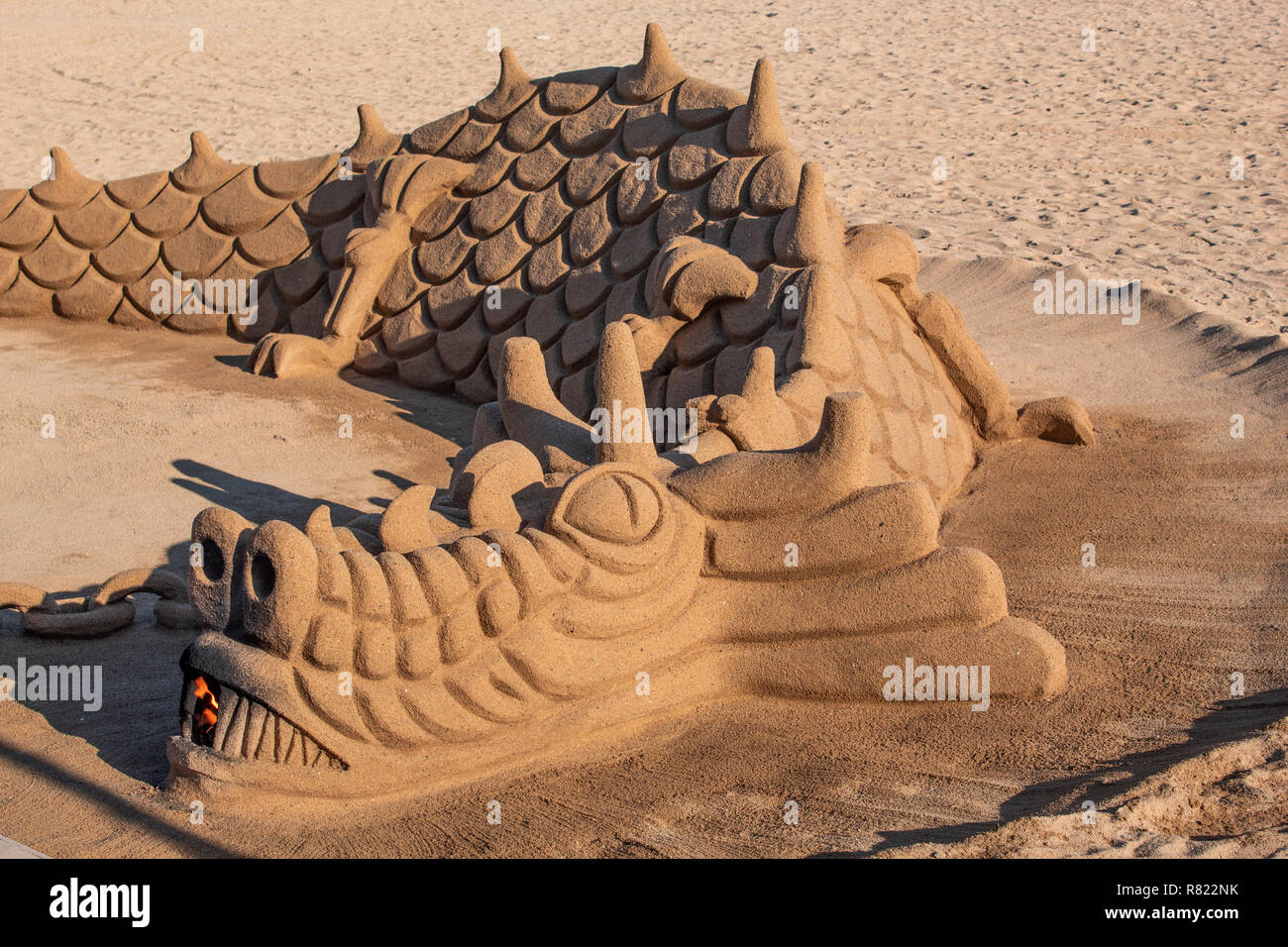 Künstlerische Sand Skulptur in Form von Drachen am Strand Stockfoto