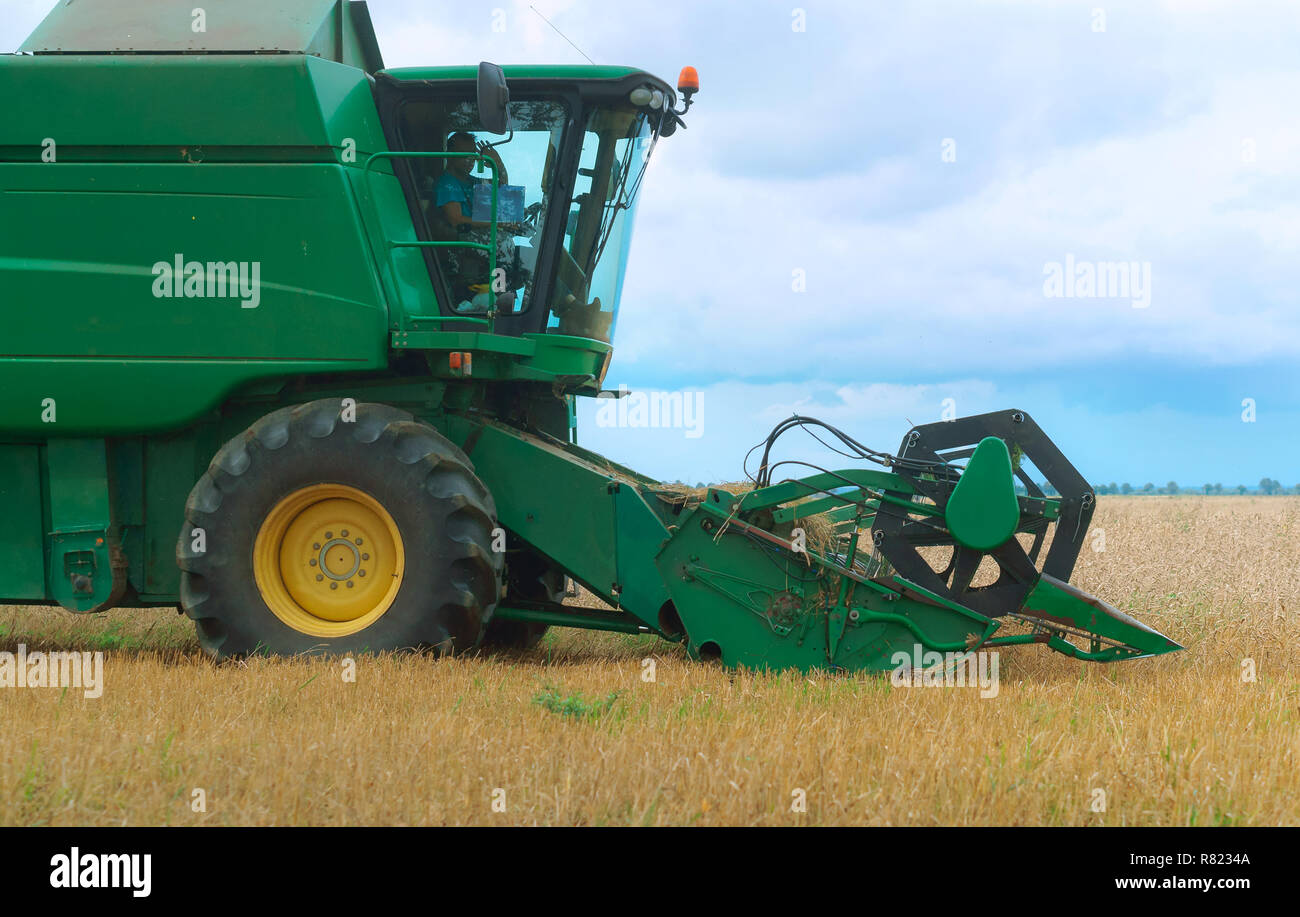 Harvester Harvester, grün Harvester, die im Bereich Stockfoto