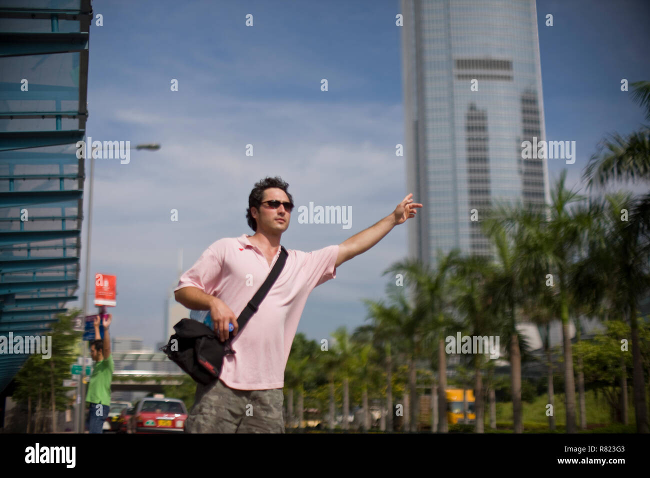 Junger Mann, ein Taxi auf der Straße der Stadt. Stockfoto