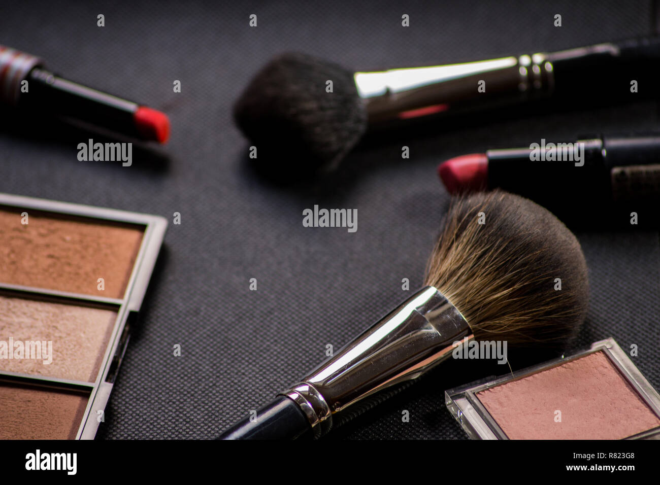 Make-up-Pinsel. Face Powder bronzer und kosmetische Blush Pinsel. Roten Lippenstift Stockfoto