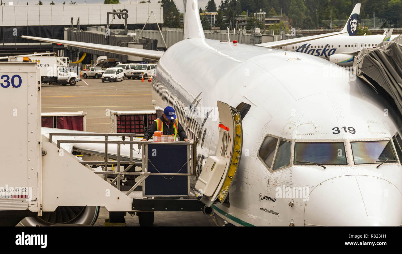 Flughafen Seattle Tacoma, WA, USA - JUNI 2018: Nahaufnahme eines Flughafens Arbeiter laden Gastronomiebedarf von A LSG Sky Chefs Lkw Stockfoto