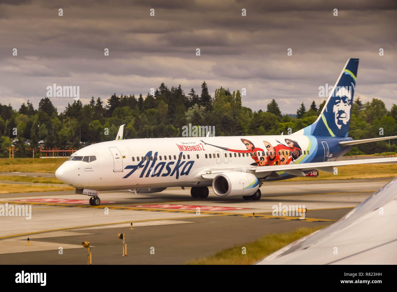 SEATTLE, WA, USA - JUNI 2019: Alaska Airlines Boeing 737 Rollen zum Abheben. Das Flugzeug trägt eine 'Incredibles 2'-Lackierung Stockfoto