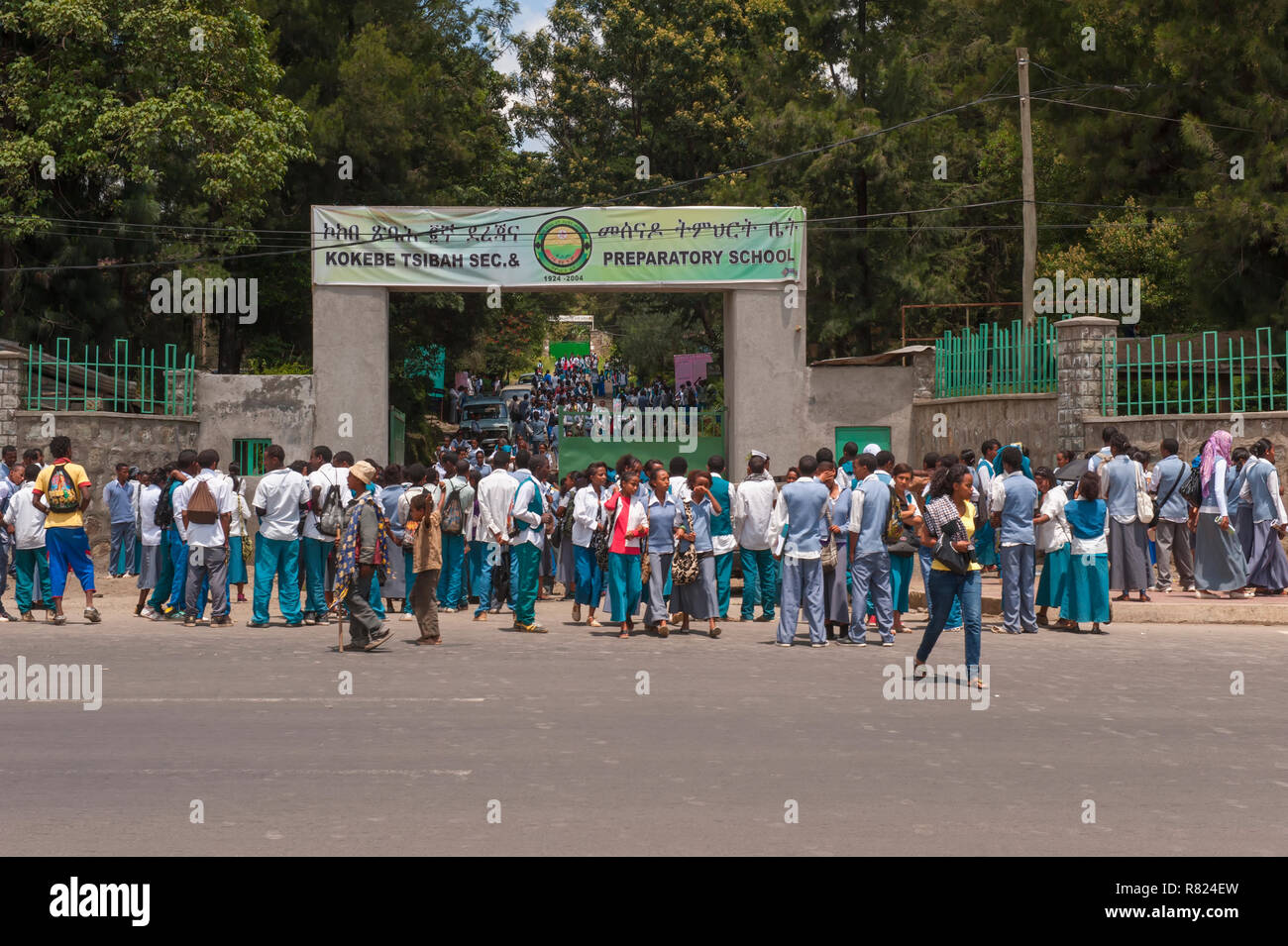 Studierende vor eine vorbereitende Schule stehend, Addis Abeba, Oromia Region, Äthiopien Stockfoto