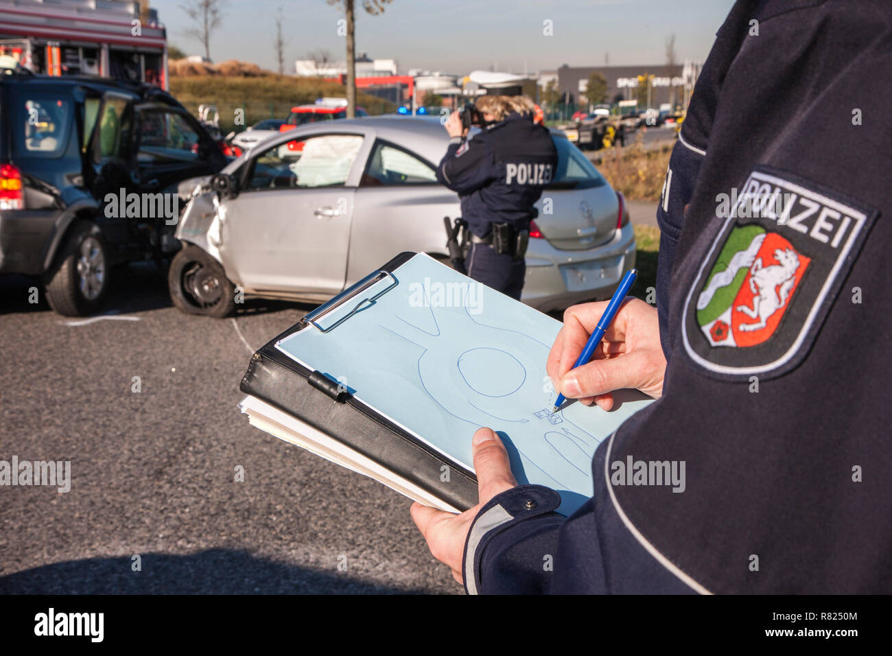 Polizeioffizier skizzieren die Unfallstelle, Deutschland Stockfoto