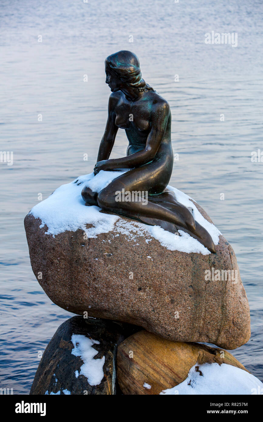 Die kleine Meerjungfrau, Skulptur von Edvard Eriksen, im Winter, Kopenhagen, Hauptstadt von Dänemark, Dänemark Stockfoto