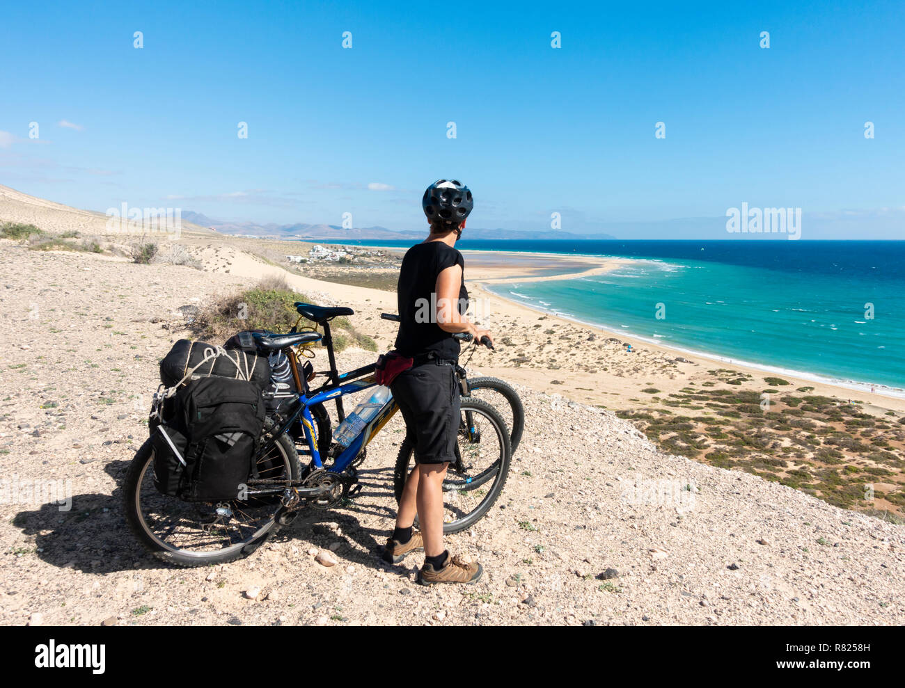 Reife weibliche Radfahrer Touring auf Fuerteventura, Kanarische Inseln, Spanien Stockfoto