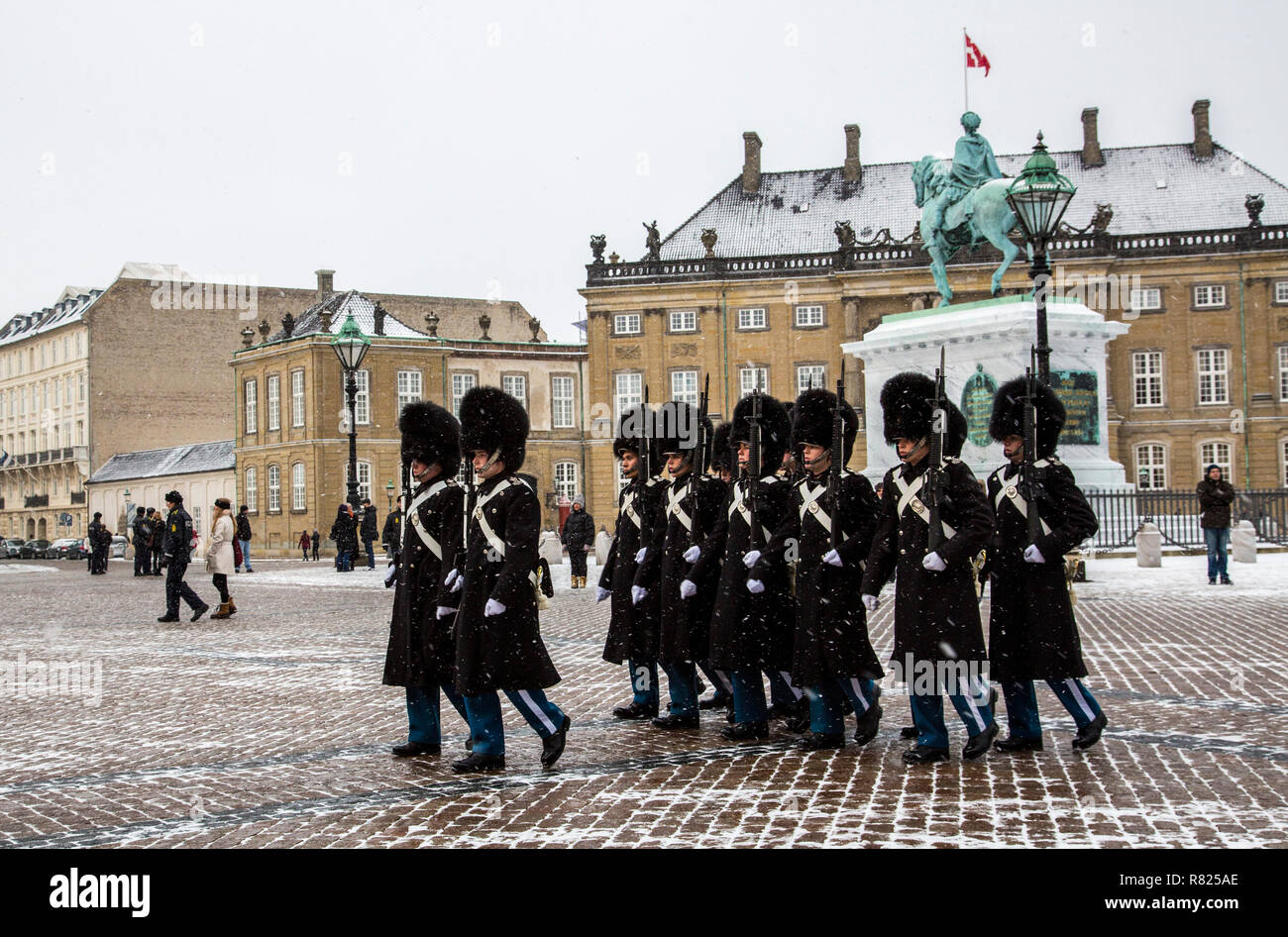 amalienborg-schloss-wachzeremonie-fotos-und-bildmaterial-in-hoher
