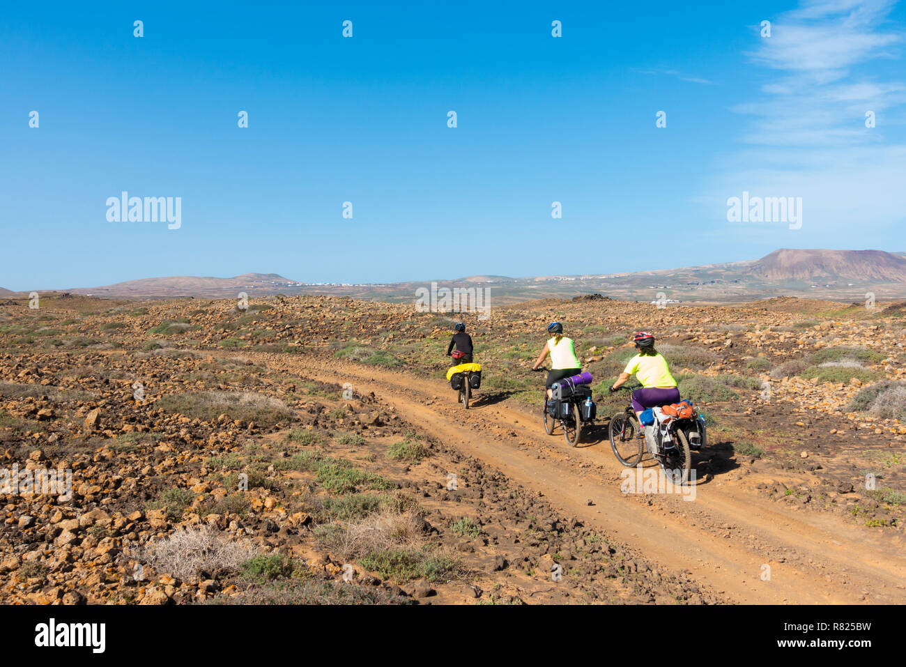 Drei Frauen auf Radtour von Lanzarote, Kanarische Inseln, Spanien Stockfoto