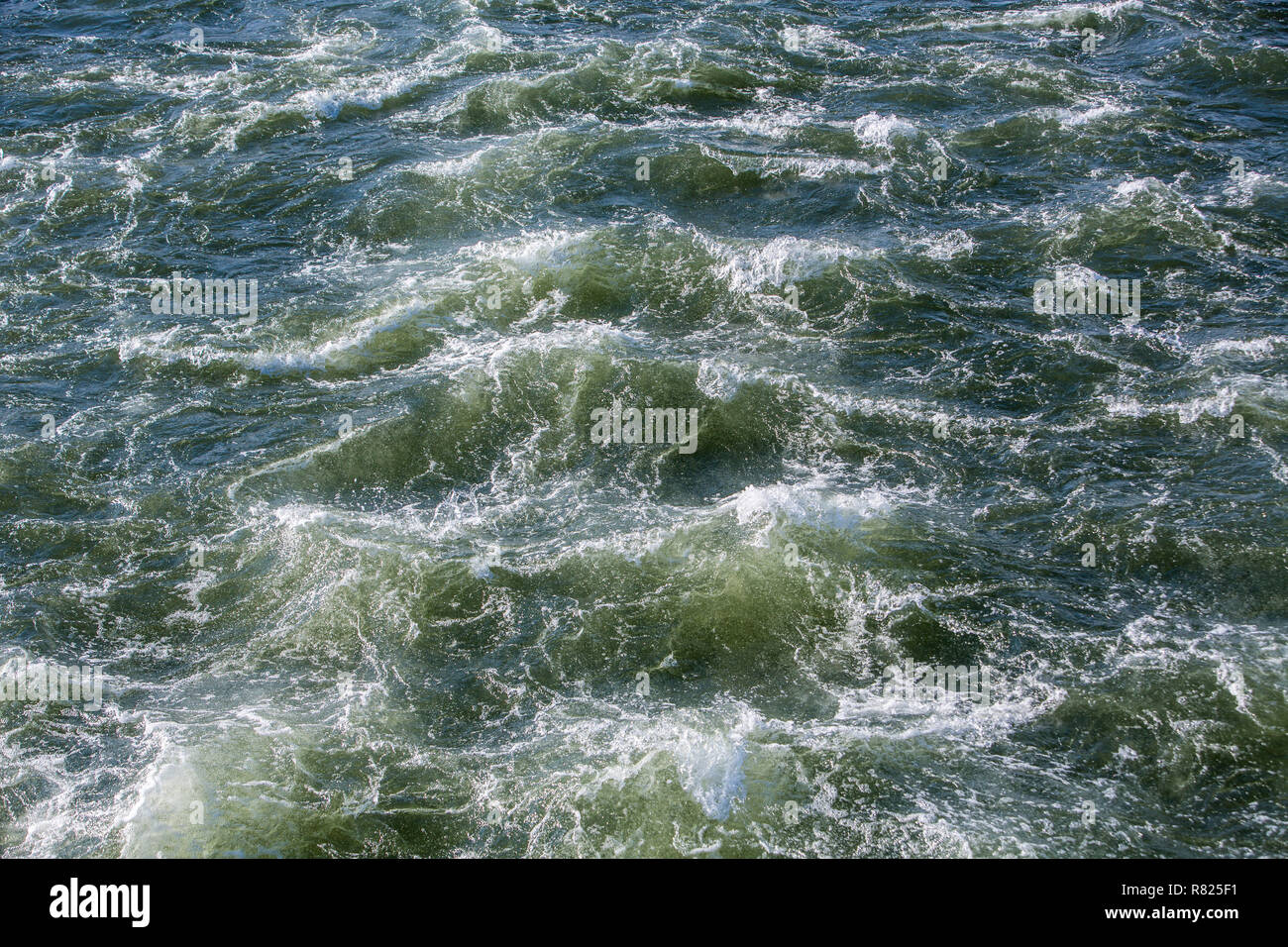 Rauhe Wasser eines Flusses wirbelnden, nachdem sie zuvor in einem Schwall Stockfoto