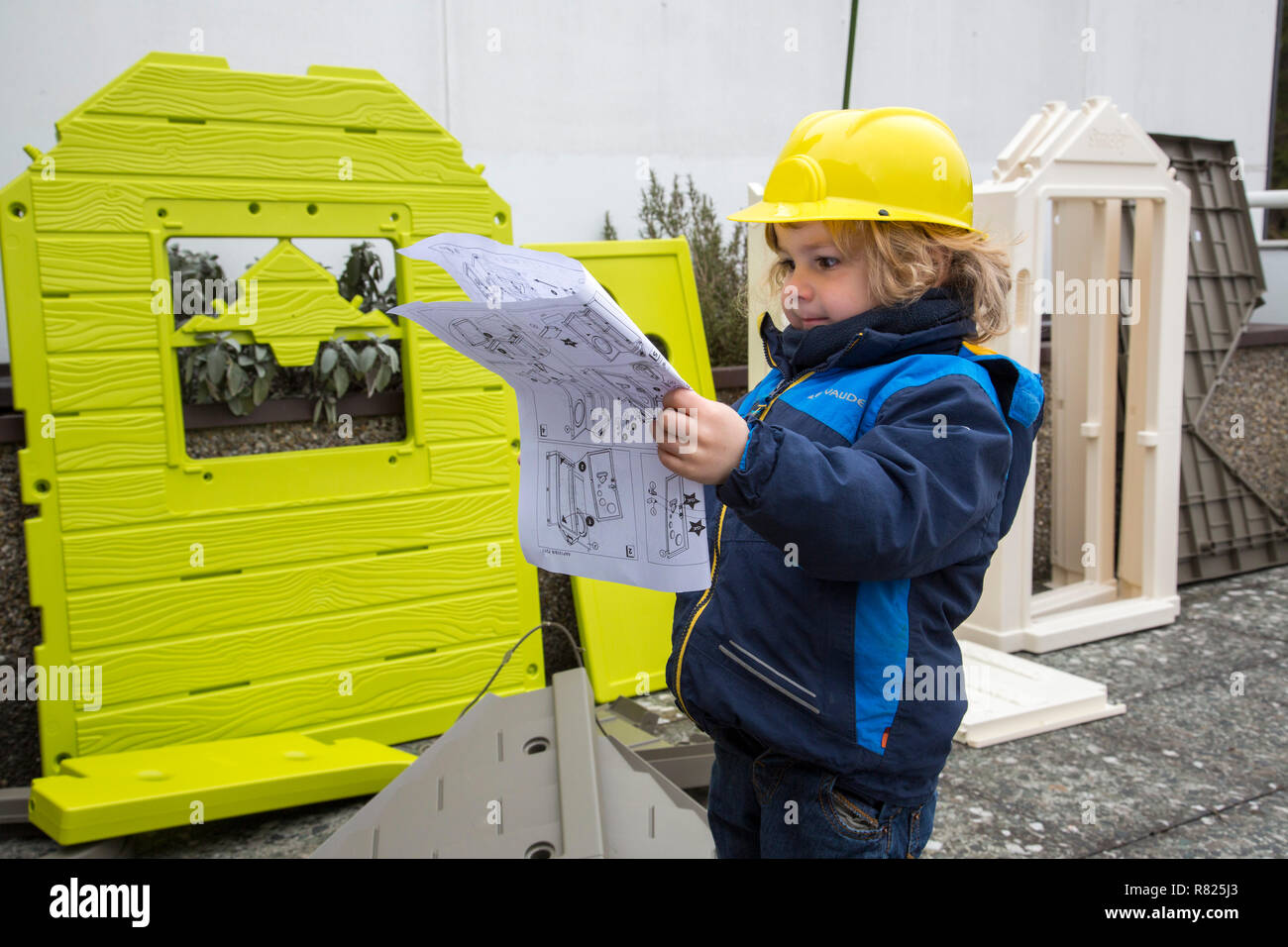 Kleiner Junge 3 Jahre Mit Spielzeug Hard Hat Hilft Das