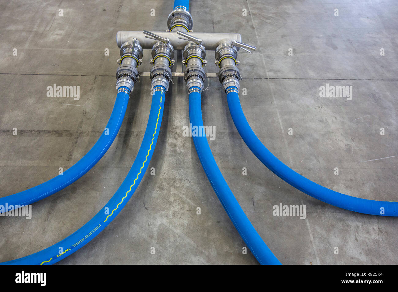 Rohrleitungen für die Verteilung des behandelten Wassers, Trinkwasseraufbereitungsanlage des THW, der Föderalen Agentur für Technische Hilfe, Stockfoto