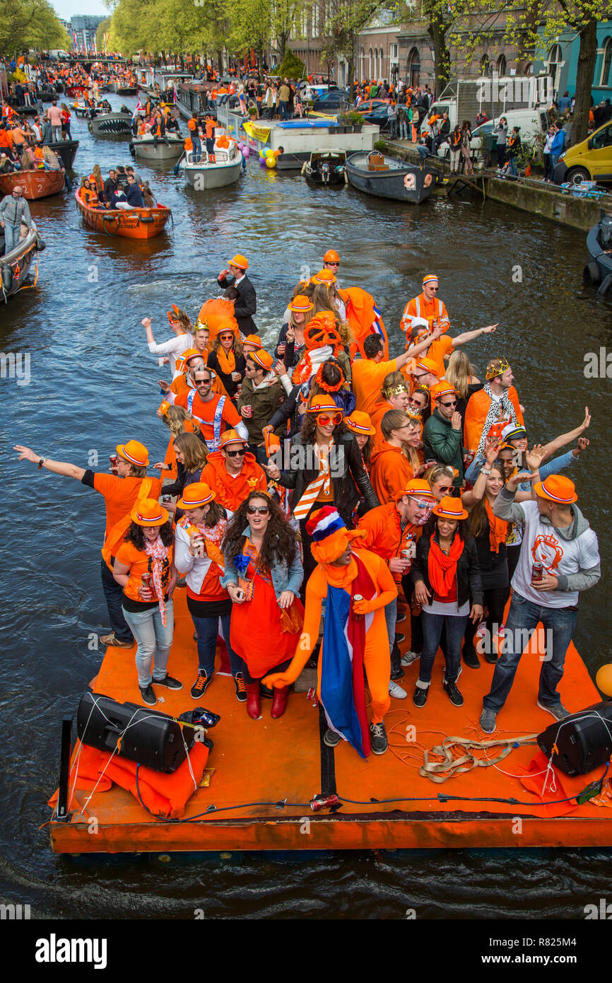 Boot Parade am Queen's Tag, Prinsengracht in Amsterdam in der Provinz Nordholland, Niederlande Stockfoto