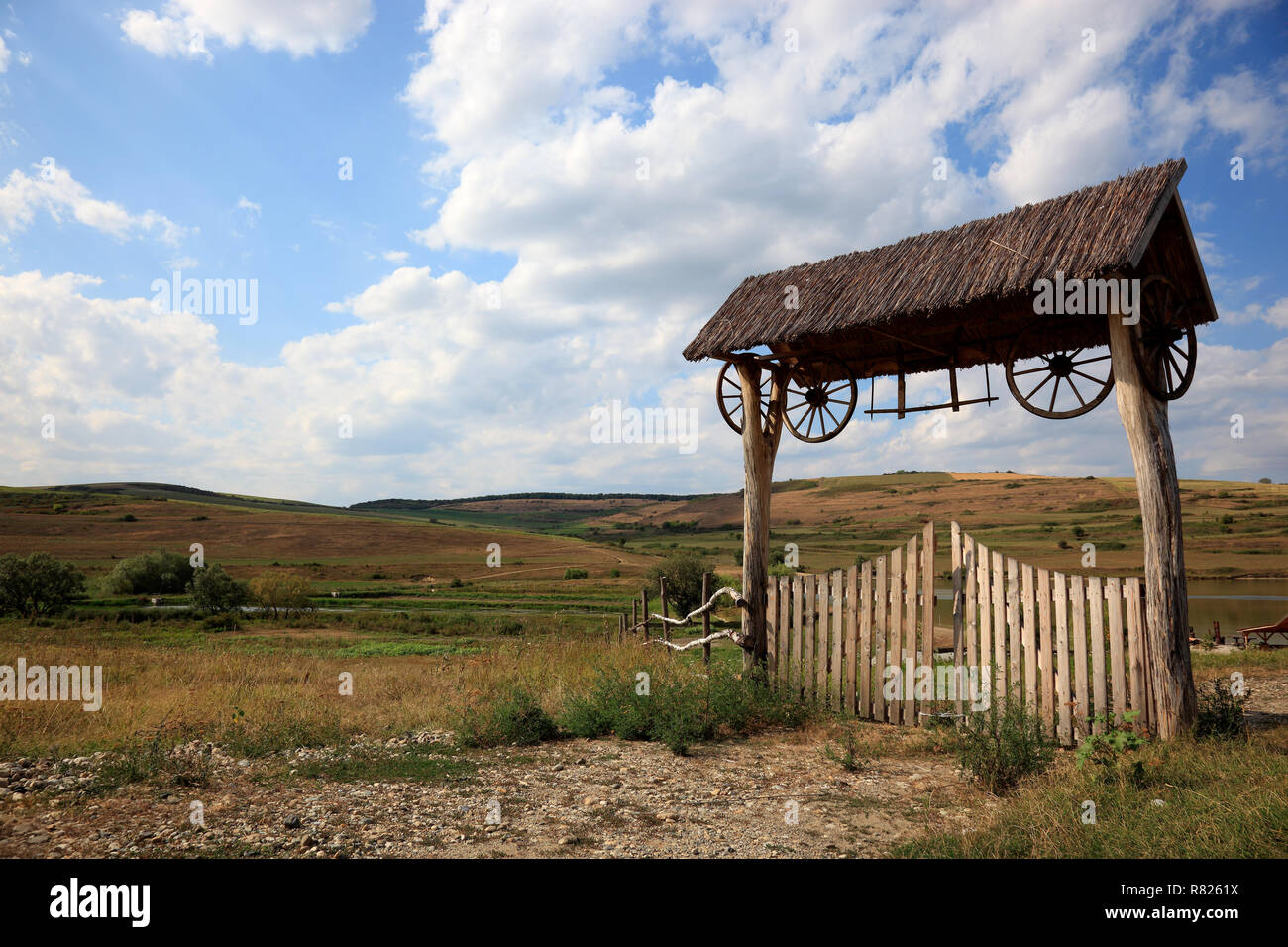 Siebenbürger holztor am Eingang zu einem landwirtschaftlichen Betrieb, bei Boz, Siebenbürgen, Rumänien Stockfoto