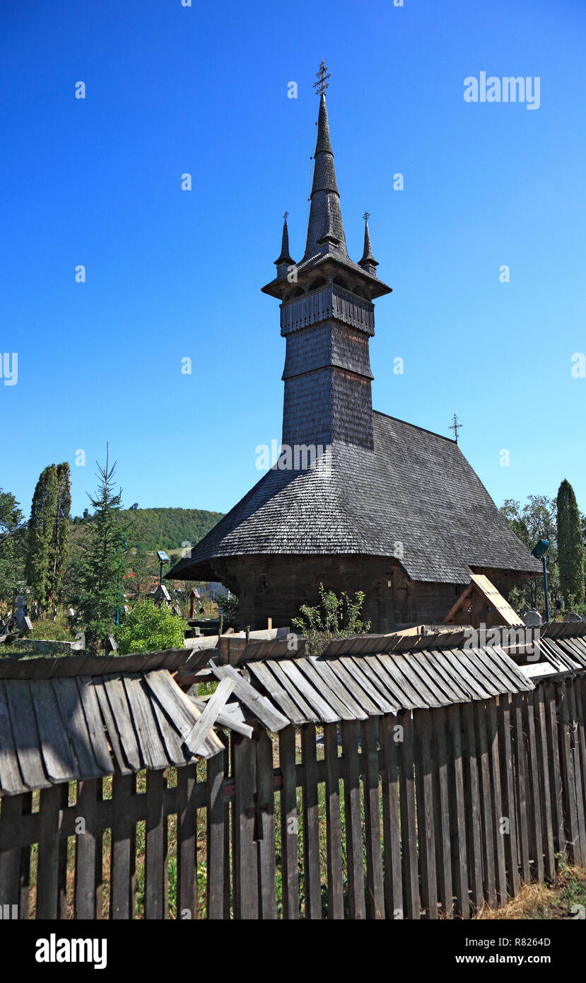 Die hölzerne Kirche von Rogoz, im Jahre 1663 erbaut, Rogoz, Maramureș County, Rumänien Stockfoto