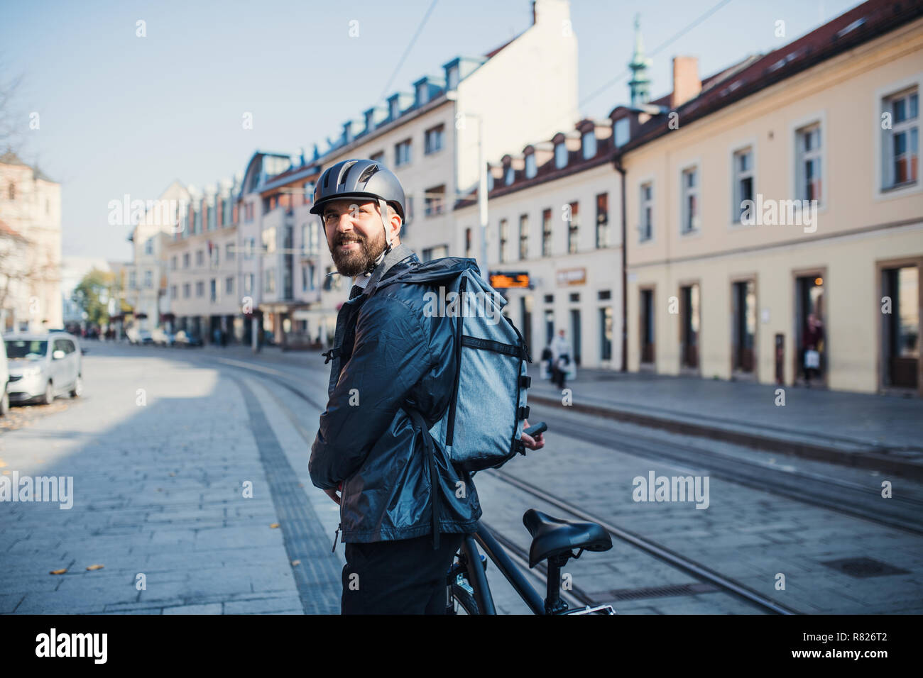 Männliche Kurier mit Rucksack die Auslieferung von Paketen in der Stadt. Stockfoto