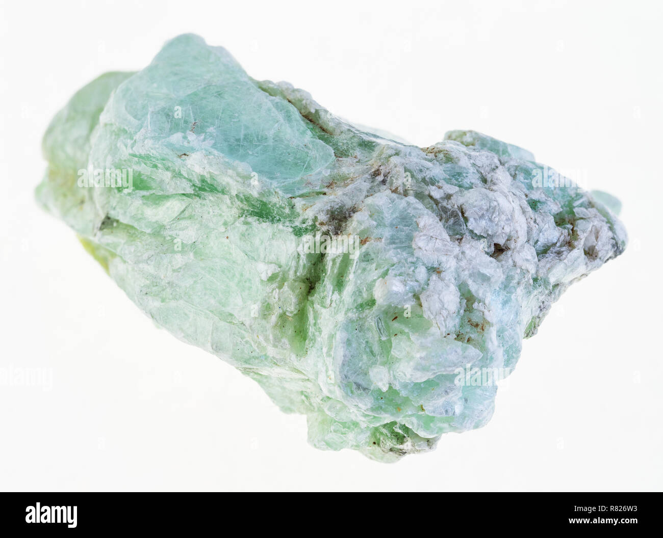 Makrofotografie von natürlichen Mineral aus geologische Sammlung - grobe grüne Talkum Stein auf weißem Hintergrund Stockfoto