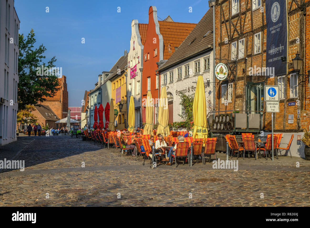 WISMAR/Deutschland - Oktober 2018: Historisches Stadtzentrum und alte Häuser in Wismar während der sonnigen Tag im Herbst Stockfoto