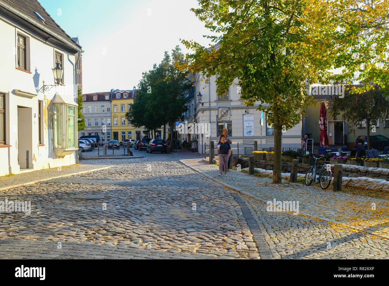 WISMAR/Deutschland - Oktober 2018: Historisches Stadtzentrum und alte Häuser in Wismar während der sonnigen Tag im Herbst Stockfoto