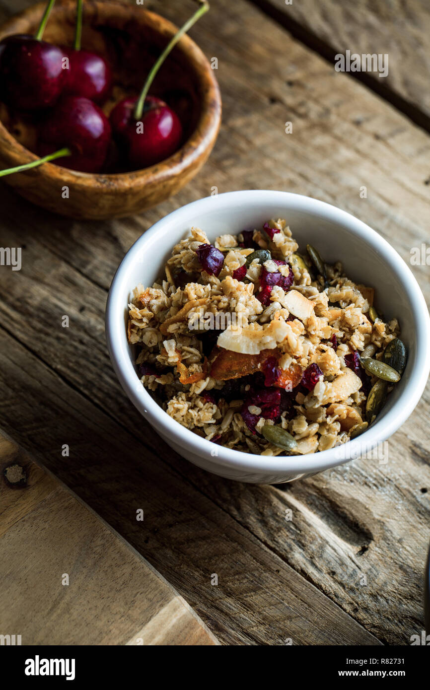 Gesundes Frühstück. Müsli mit Obst. Joghurt mit Samen Stockfoto