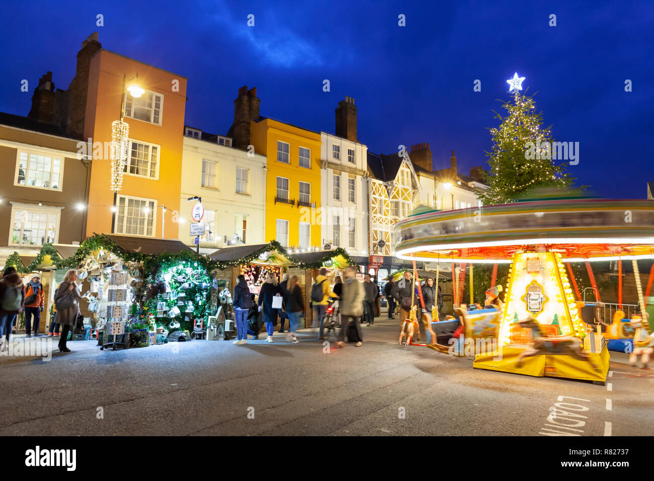 Der Weihnachtsmarkt in der Dämmerung entlang der Broad Street, Oxford, Oxfordshire, England, Vereinigtes Königreich, Europa Stockfoto
