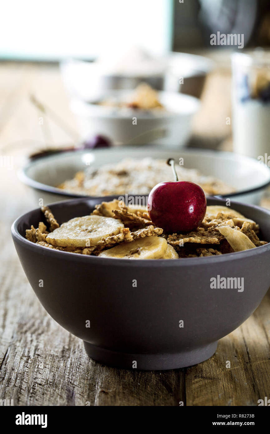 Gesundes Frühstück. Müsli mit Obst. Joghurt mit Samen Stockfoto