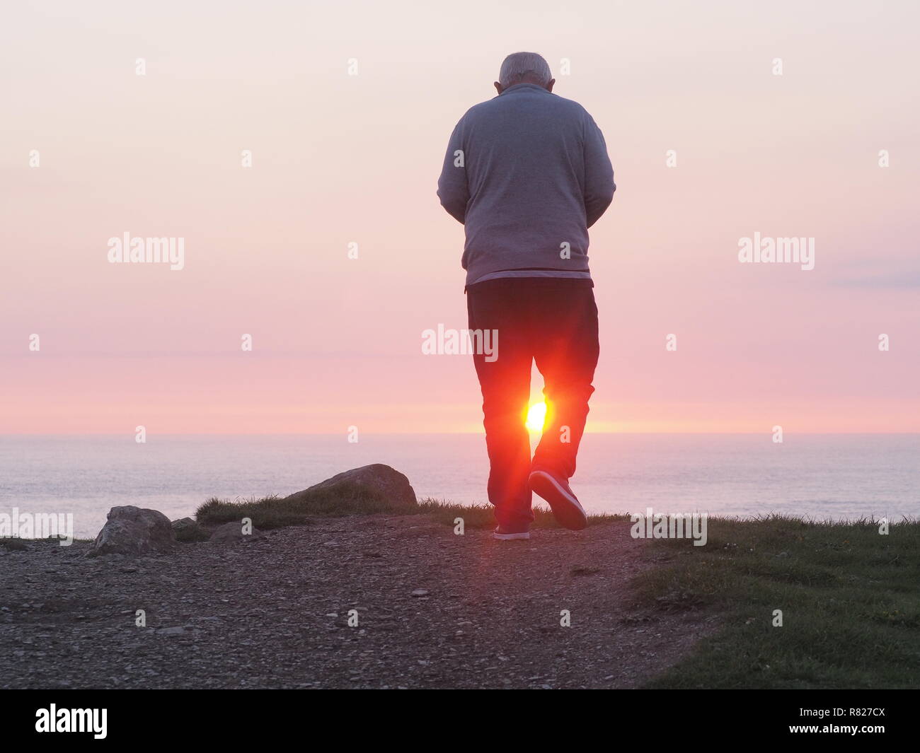 Ältere Menschen durch den Sonnenuntergang Rückansicht gerahmt Stockfoto