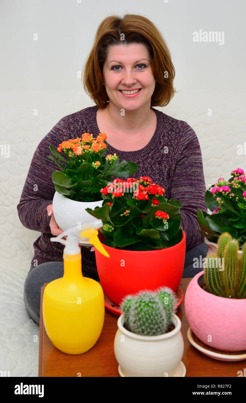 Eine Hausfrau die Pflege von Pflanzen in Töpfen Stockfoto