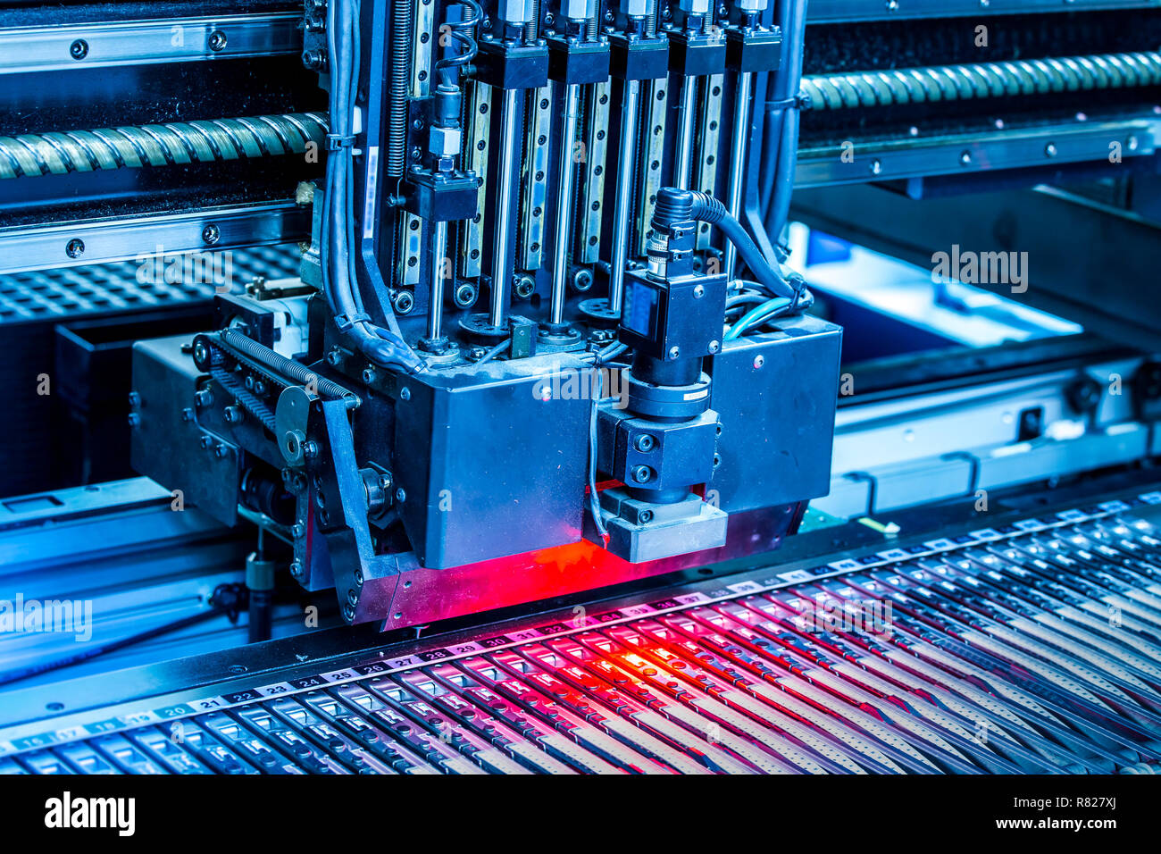 Close-up-Putz Maschine läuft. SMT (Surface-mount Technology) ist ein Verfahren zur Herstellung von elektronischen Schaltungen. Komponenten werden direkt auf der Oberfläche von Leiterplatten. Stockfoto