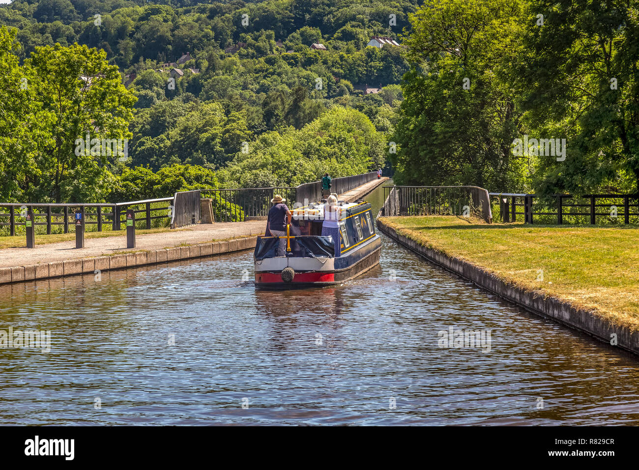 Ein Lastkahn, oder schmalen Boot, die pontcysyllte Aquädukt überquert in der Nähe von Llangollen in Wales. Es den Llangollen-kanal über den Fluss Dee durchgeführt. Stockfoto