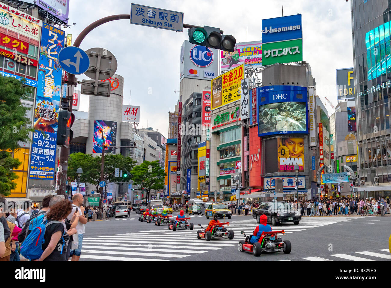 Mario Kart auf Shibuya in Tokio, Japan. Shibuya Crossing ist einer der verkehrsreichsten Fussgängerstreifen in der Welt. Stockfoto