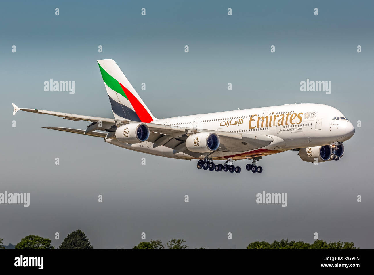 Eine Emirates Airlines Airbus A380, Registrierung 6-EEE, Landung auf dem Flughafen Manchester in England. Stockfoto