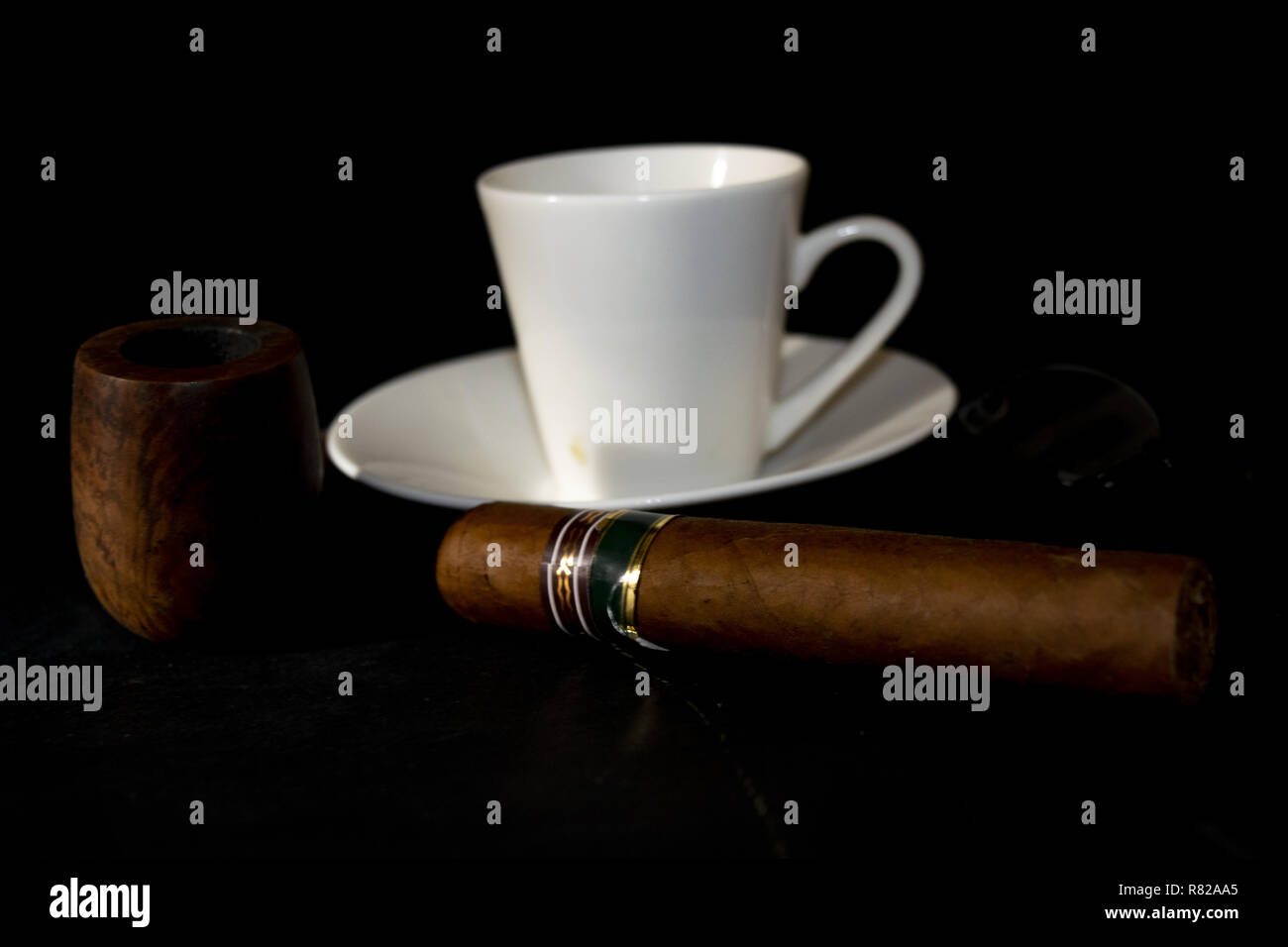 Pause bei der Arbeit mit Zigarre und Kaffee Stockfoto