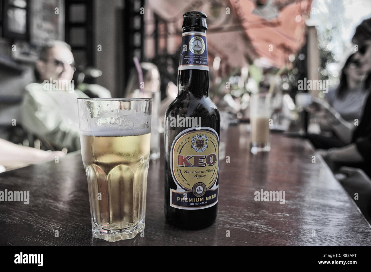 Keo Flaschenbier serviert in einer örtlichen Taverne in Polis, Paphos, Zypern Stockfoto