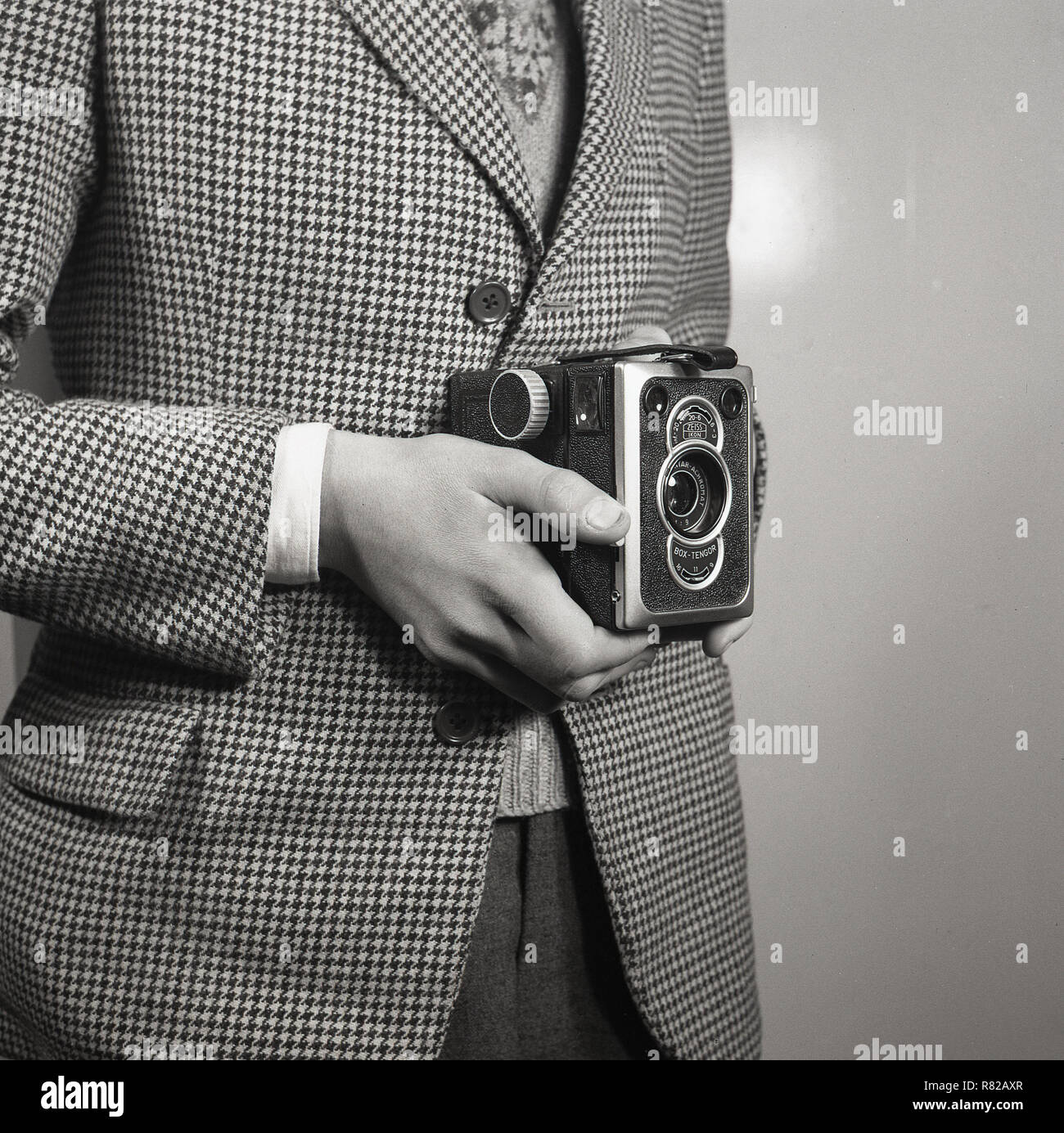 1950er Jahre, Histrocial, Film Fotografie, Jugendlicher, junger Mann, eine Jacke mit einem Zeiss Ikon box Tengor film Kamera, England, Grossbritannien. In dieser Ära, box Kameras waren beliebt für amateurfotografie. Diese Deutsche gemacht Kamera war gut gebaut und als "König der "Kameras" und die letzte Kamera die Box-Tengor Namen zu tragen. Stockfoto