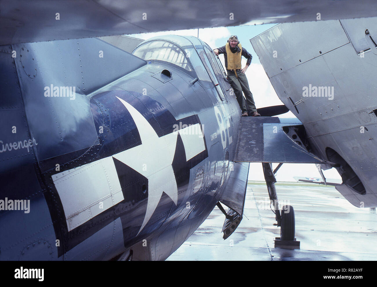 WWII Pilot re-Enactor mit echten WWII Naval Flugzeuge Stockfoto