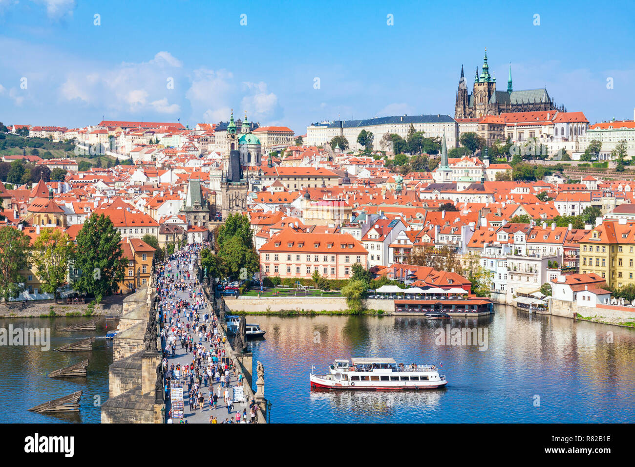 River Cruise Boot unter der Karlsbrücke Prag Moldau Prager Burg und der St. Veits Kathedrale Mala Strana Prag Tschechische Republik Europa Stockfoto