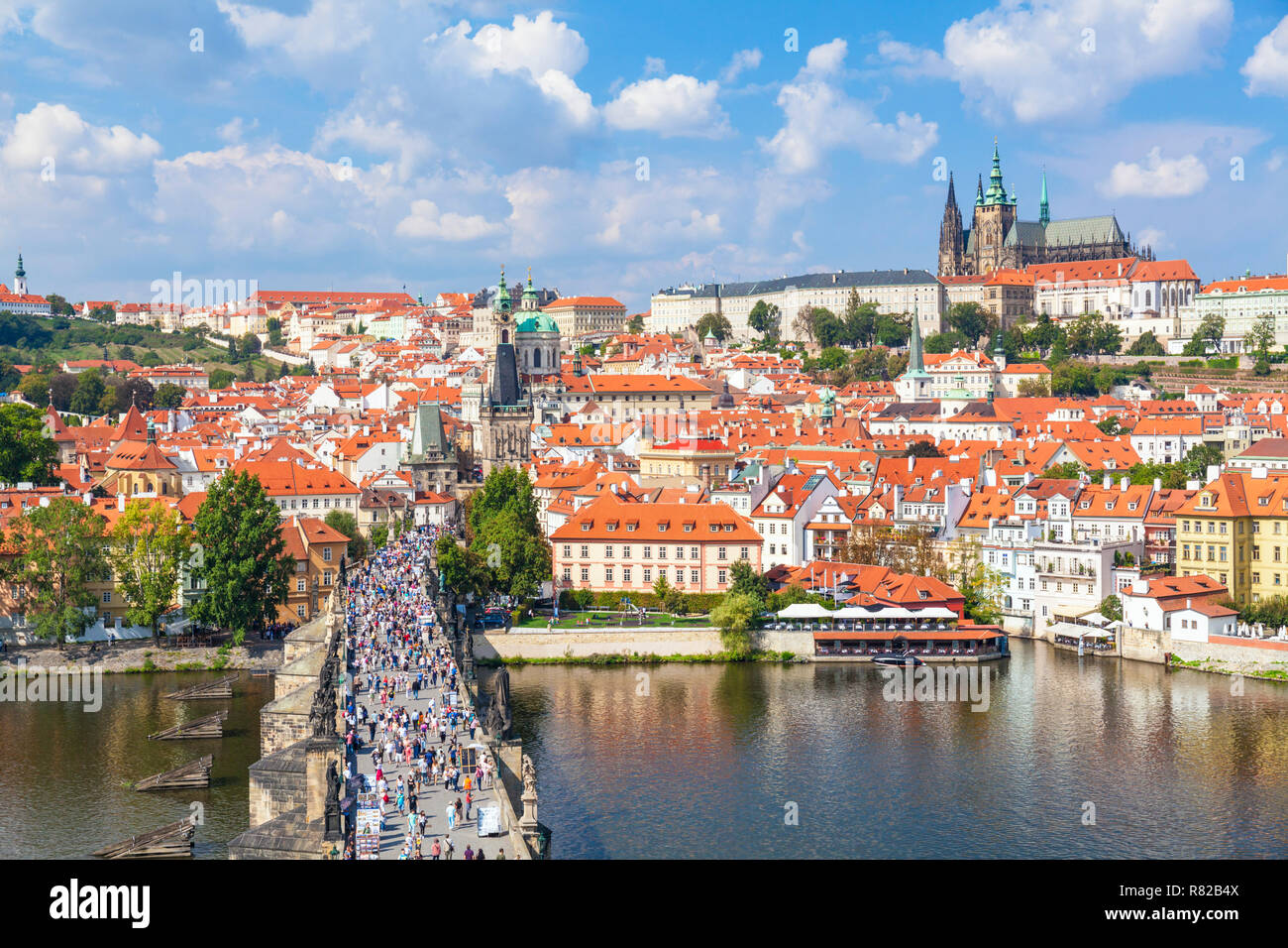 In Prag in der Tschechischen Republik die Karlsbrücke über die Moldau mit der Prager Burg und der St. Veits Kathedrale Mala Strana Prag Tschechische Republik Europa Stockfoto