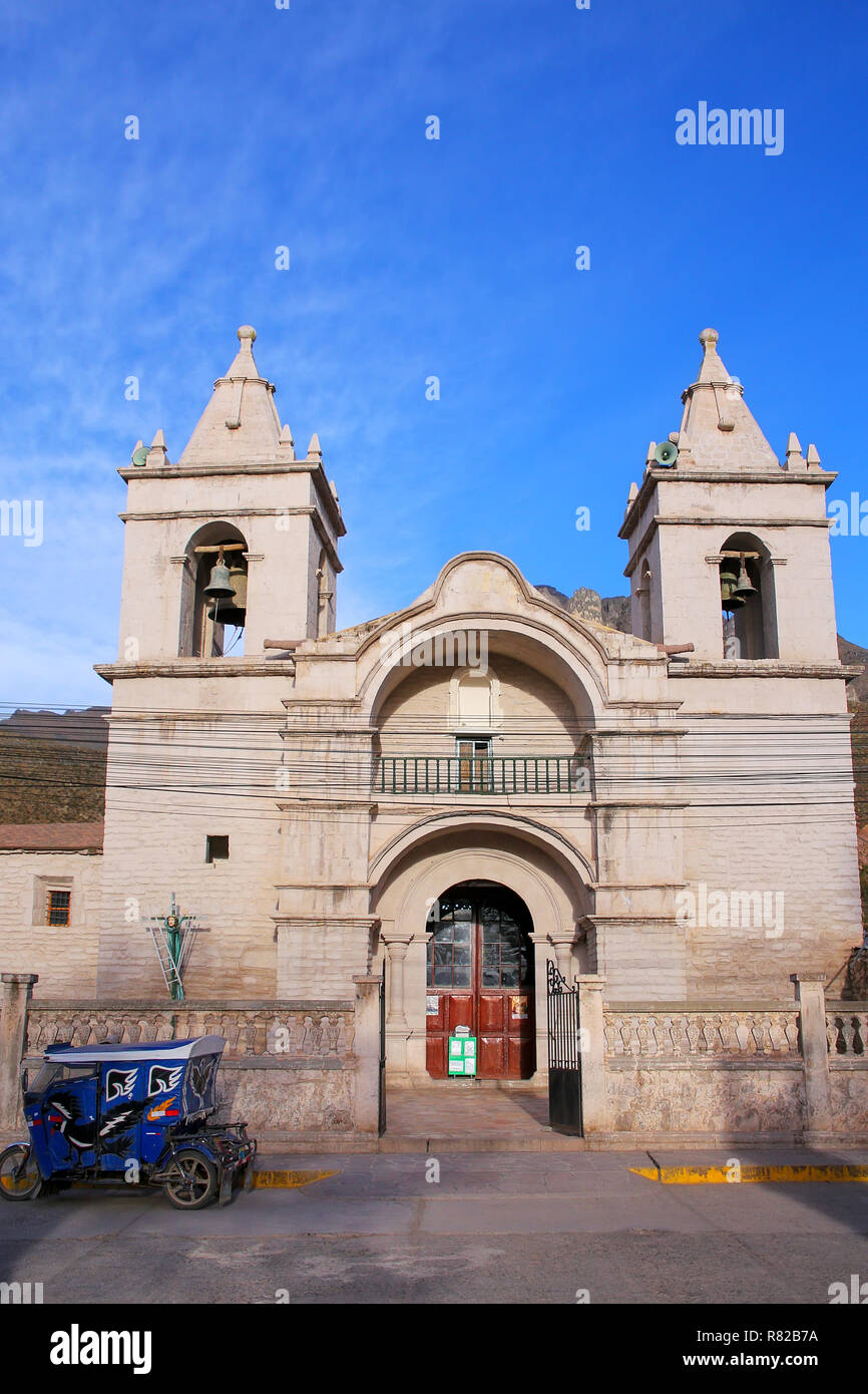 Katholische Kirche am Plaza de Armas in Chivay, Peru.  Chivay ist die Hauptstadt der Provinz Caylloma. Stockfoto