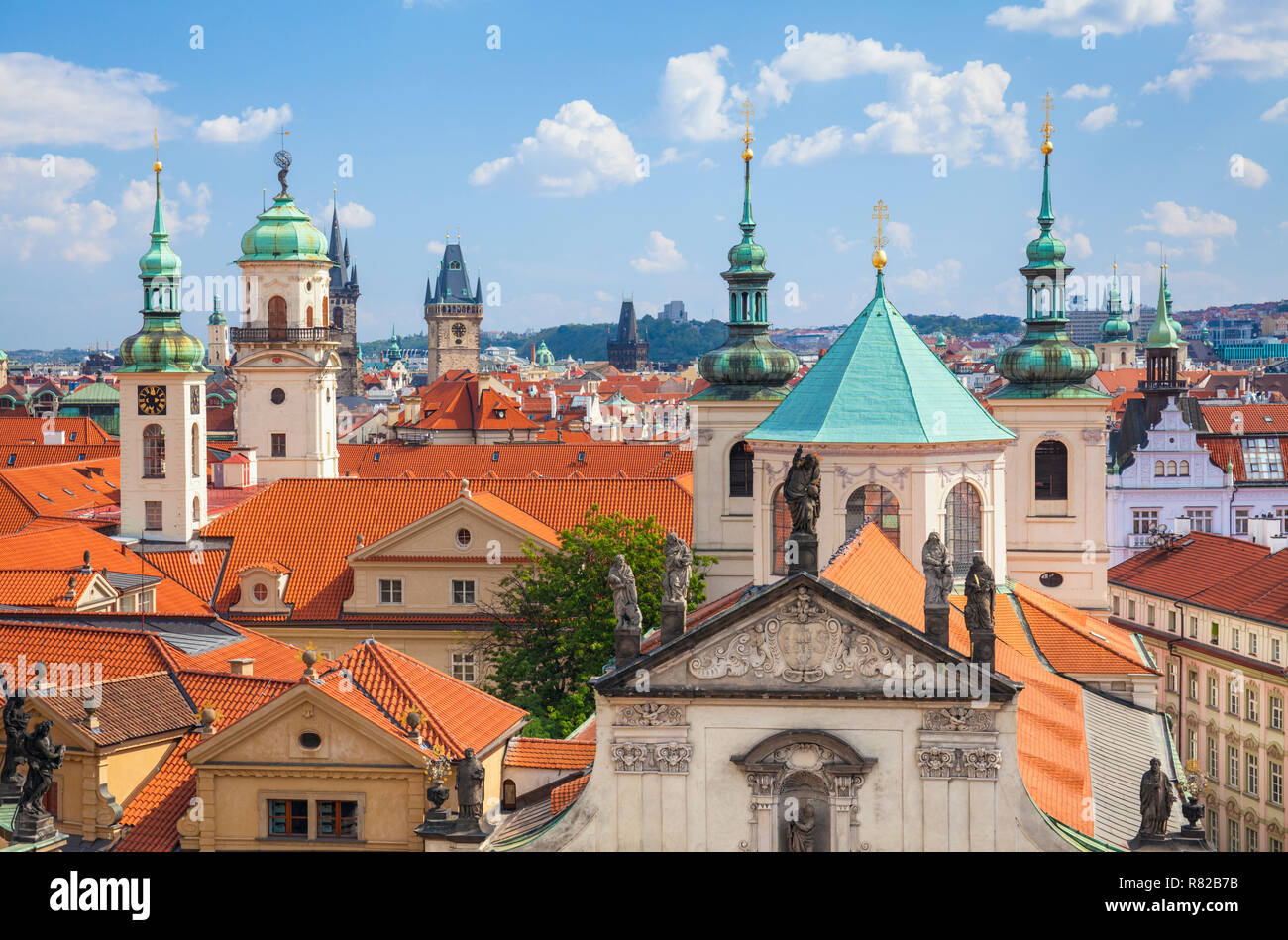 Die Prager Altstadt Staré Město Türme auf dem Dach und die Türme der Kirchen und alten barocken Gebäude in Prag Tschechische Republik Europa Stockfoto