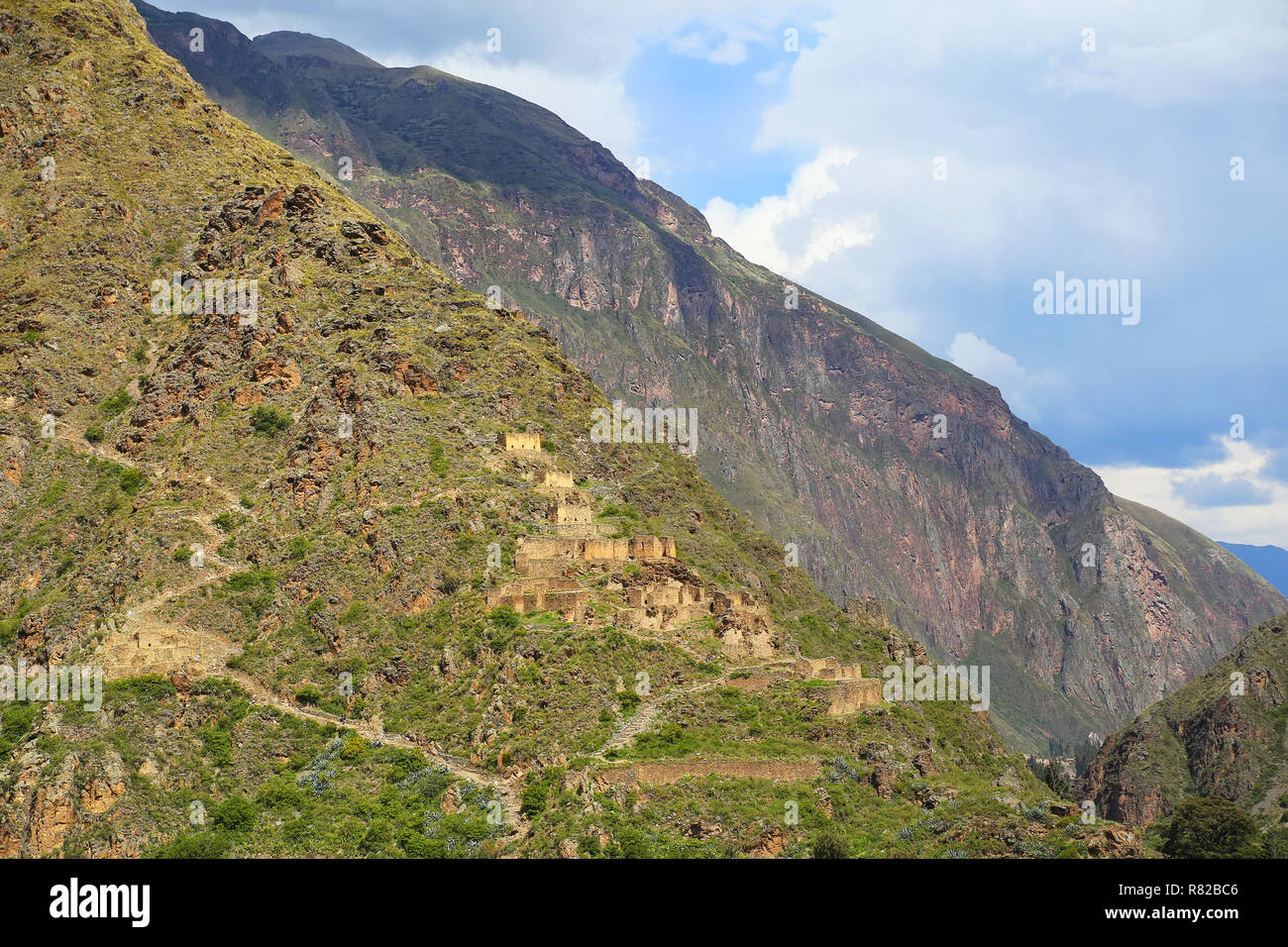 Inca-Lager auf dem Hügel rund um Ollantaytambo, Peru. Ollantaytambo war das Königsgut Kaiser Pachacuti, die die Region erobert. Stockfoto